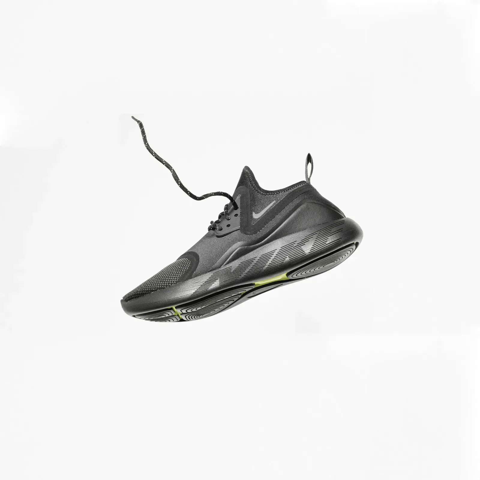 Chaussure de sport grise photographiée sur fond clair.